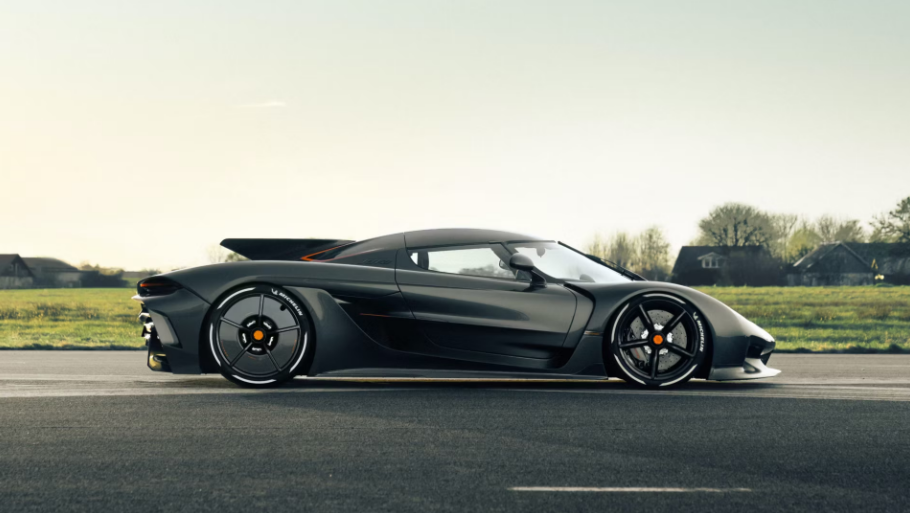 Названы 10 самых быстрых автомобилей в мире. Они "гоняют" до 500 км/ч! (фото и видео)